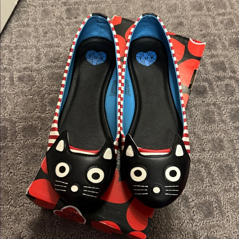 T.U.K Red and White Cat Face Shoes - Picture 2 of 7